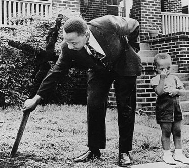 mlk-removing-burned-cross-from-his-yard-1960